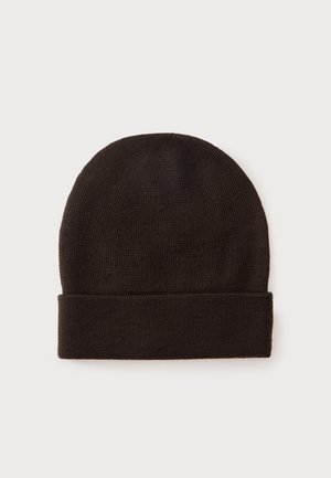 Lihtne must kootud beanie müts volditud äärisega, esitatud heledal taustal.