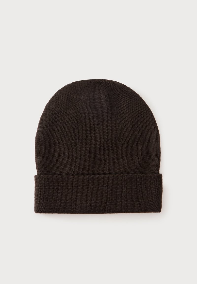 Bonnet en tricot noir uni avec un revers plié, présenté sur un fond clair.