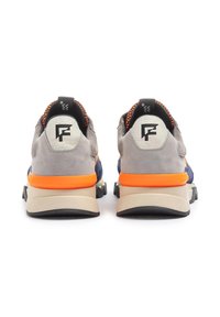 Sneaker grigie e blu navy con parte superiore in suede e rete, dettagli arancioni, suola in gomma spessa e collo del tallone nero a contrasto con logo.