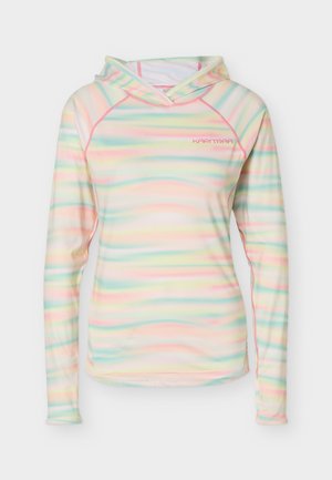 Camiseta de manga larga con capucha y rayas horizontales en tonos pastel rosa, azul y amarillo, con costuras rosas y un pequeño logo en el pecho.