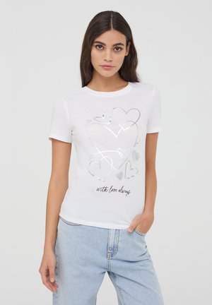 T-shirt bianca a maniche corte con un design a forma di cuore metallico e la scritta "con amore per sempre" in nero. Tessuto morbido.