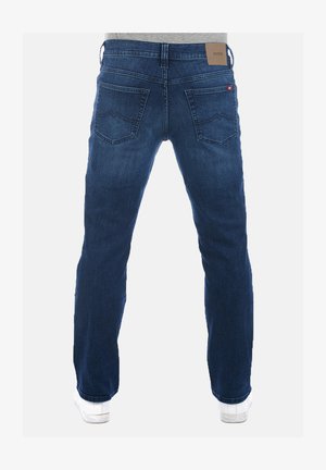 Blaue Jeans aus Denim mit geradem Bein, ausgestattet mit einem Lederpatch am Bund und zwei Gesäßtaschen mit einem dezenten Nahtmuster.