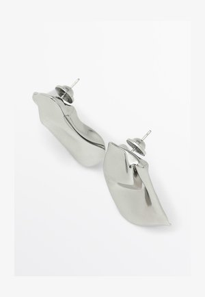 Zilverkleurige metalen oorbellen met een gebogen ontwerp, voorzien van een gepolijste afwerking en een sluiting met pen en achterkant. Het oppervlak is glad en reflecterend.