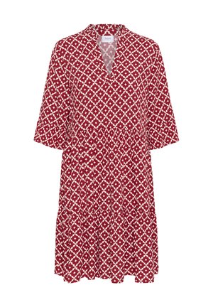 Abito rosso a fantasia con scollo a V e maniche corte, dotato di un orlo a balze a più livelli e di un motivo geometrico bianco sul tessuto.