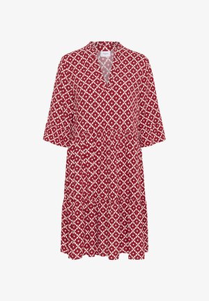 Abito rosso a fantasia con scollo a V e maniche corte, dotato di un orlo a balze a più livelli e di un motivo geometrico bianco sul tessuto.