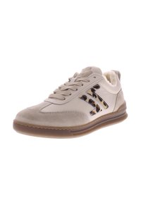 Sneaker da uomo in pelle e suede beige con un morbido interno foderato in pelliccia. Presenta un accento con stampa leopardata e una suola in gomma marrone.