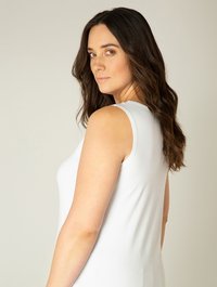 Witte zondermouw top met een getailleerd ontwerp, ronde hals en een gladde textuur, die een zachte val laat zien tegen een lichte achtergrond.