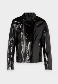 Sort patenteret læder bikerjakke med en klapkrave, asymmetrisk frontlynlås og to lynlåslommer. Glat, blank finish.