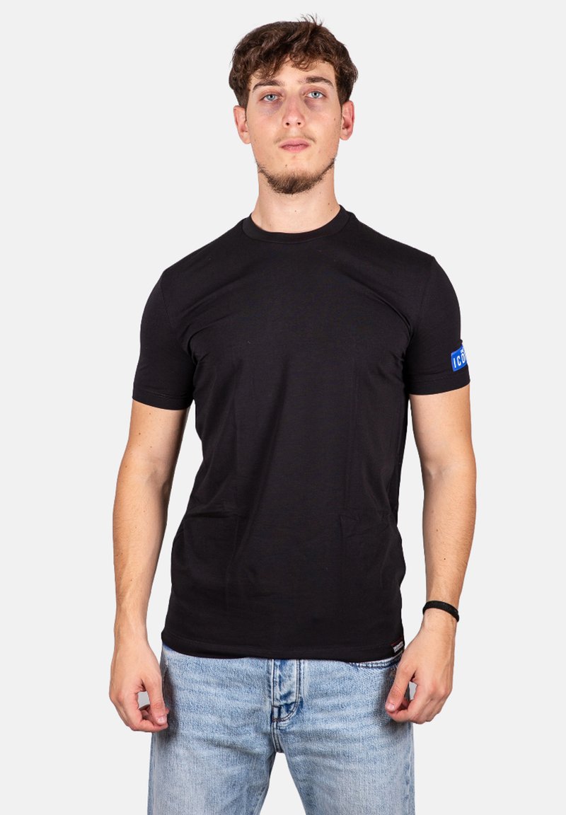 Maglietta nera a maniche corte realizzata in cotone, con collo rotondo e una toppa blu con logo sulla manica sinistra. Vestibilità casual.