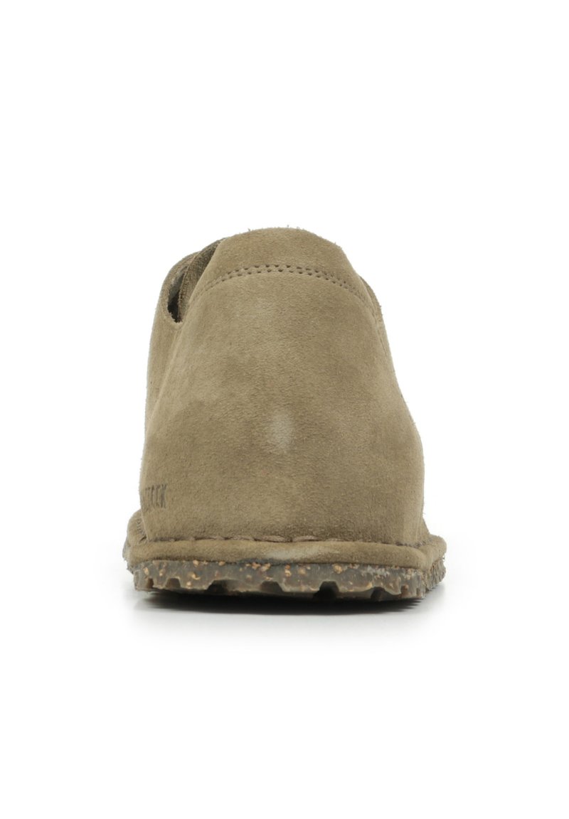 Brune suede slip-on sko med rund tå, minimal syning og en tekstureret gummisål for godt greb.