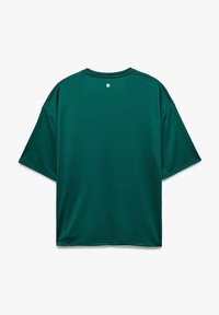 Camiseta verde de manga corta con escote redondo y un logo en la parte posterior. Fabricada con tejido suave, presenta un corte holgado y un diseño sencillo.