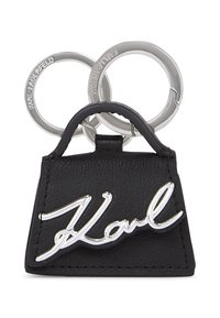 Zwarte leren sleutelhanger in de vorm van een handtas, met een zilveren "Karl" logo en twee zilveren sleuterringen eraan bevestigd. Gestructureerd oppervlak met stiksel.