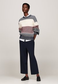 Tommy Hilfiger GLOBAL ALL OVER  - Strickpullover - desert sky
