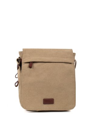 Sac bandoulière en toile beige avec rabat avant et petite tirette de fermeture éclair en cuir marron ainsi que label sur fond blanc.