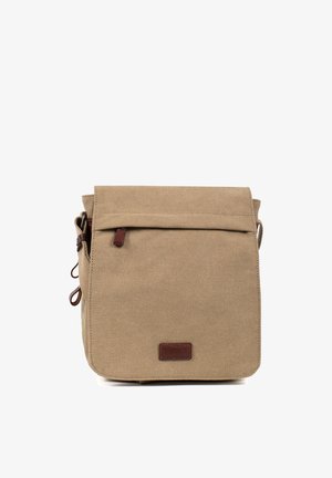 Sac bandoulière en toile beige avec rabat avant et petite tirette de fermeture éclair en cuir marron ainsi que label sur fond blanc.