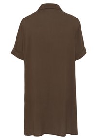 Camicia marrone a maniche corte con collo a polo, realizzata in un tessuto testurizzato e con risvolti sulle maniche. Il retro è semplice e senza decorazioni.