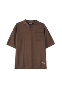 Braunes Polohemd mit kurzen Ärmeln und strukturierter Stoffqualität, mit einer tasche mit Rautenmuster auf der linken Seite und einem gerippten Saum.