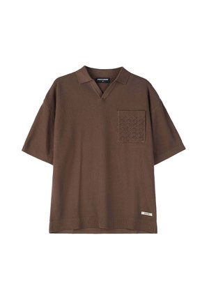 Polo marrone a maniche corte con tessuto strutturato, caratterizzata da una tasca a motivo a diamante sul lato sinistro e un orlo a costine.