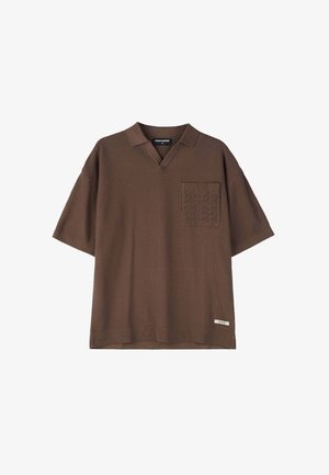 Polo marrone a maniche corte con tessuto strutturato, caratterizzata da una tasca a motivo a diamante sul lato sinistro e un orlo a costine.