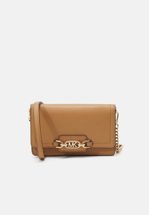Sac bandoulière en cuir tan avec quincaillerie dorée et une bandoulière en chaîne. Comprend un fermoir avec un logo gravé et un design rectangulaire structuré.