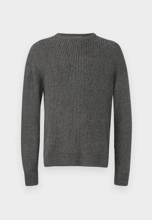 Suéter largo de punto acanalado gris oscuro con cuello redondo y puños ajustados, exhibido sobre un fondo blanco liso.