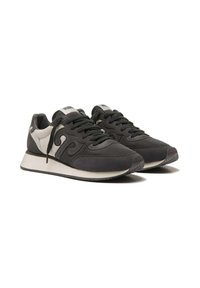 Sneaker neri e grigi realizzati in materiali scamosciati e sintetici, con chiusura in pizzo, dettagli con logo e suola in gomma a contrasto.