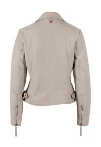 Giacca in pelle beige con design su misura, dotata di piccolo colletto, fibbie laterali e polsini con zip. Texture liscia con rinforzi ai gomiti.