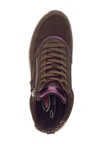 Bruine suède sneaker met een paarse accent, vetersluiting aan de voorkant, zijrits en een gemêleerd interieur. Rondneus en rubberen zool.
