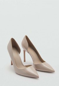 Pantofi cu toc înalt bej, cu vârf ascuțit și textură de piele netedă. Au un design elegant și un toc subțire de tip stiletto.