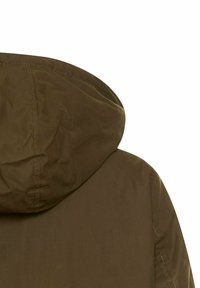 Bruine hoodie-jack met een gladde textuur, voorzien van een ronde capuchon en gestikte naden, ontworpen voor lichte warmte en bescherming.