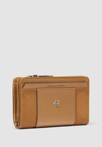 Bruine leren portefeuille met een gestructureerd oppervlak, voorzien van meerdere kaartsleuven, een ritscompartiment en een zilveren logoaccent.