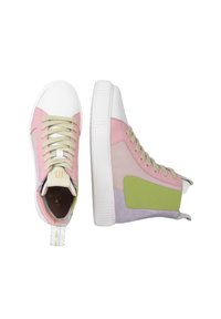 Sneaker alte caratterizzate da una combinazione di suede e pelle nei toni pastello di rosa, viola e verde, con suola in gomma bianca e lacci beige.