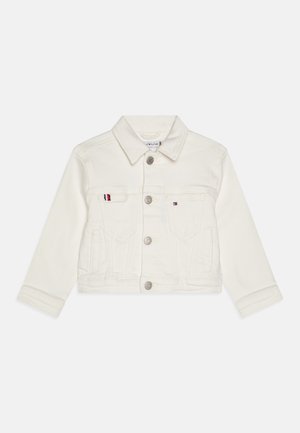 Veste en denim blanc, courte, avec manches longues, fermeture à boutons, deux poches poitrine et détails accentués brodés en rouge, blanc et bleu.