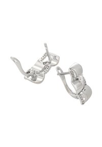 Strieborné náušnice s dizajnom mašle, s čírym drahokamom v strede a malými akcentmi žiarivých kameňov pozdĺž strán.