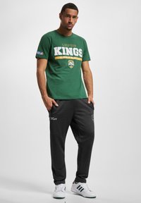 DEF LEIPZIG KINGS IDENTITY - T-shirts med print - green