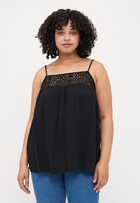 Haut noir sans manches avec un panneau en dentelle au niveau du col, en tissu léger, coupe fluide et bretelles fines ajustables.