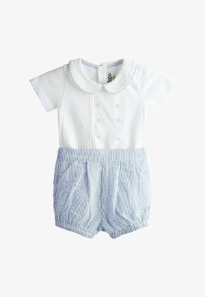 Biały krótki śpioszek niemowlęcy z kołnierzykiem typu Peter Pan, podwójnym rzędem guzików oraz przymocowanymi teksturowanymi szortami w niebiesko-białe paski.