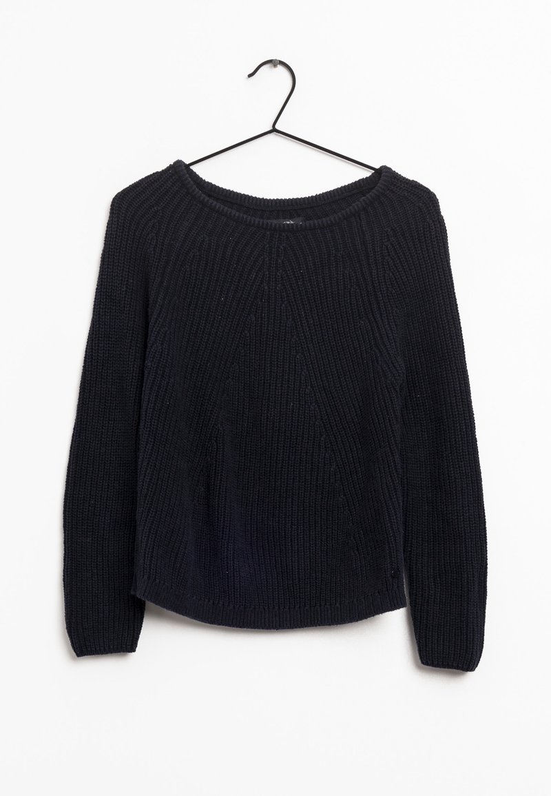 Pull noir à manches longues en tricot avec un col rond, suspendu sur un cintre en métal noir contre un fond blanc.