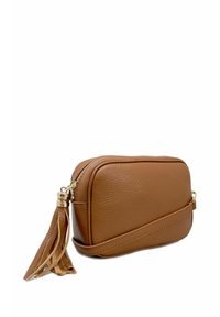 Borsa a tracolla in pelle marrone con finitura testurizzata, chiusura con zip e dettaglio a frange decorative. Forma rettangolare compatta.