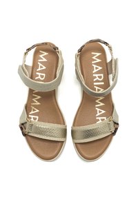 Sandalias de múltiples tiras con un upper texturizado en dorado, plantilla acolchada en marrón y correa ajustable en el tobillo, con una mezcla de patrones lisos y de reptil.