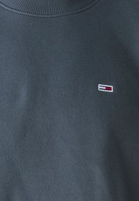 Tommy Jeans FLAG CREW - Sweatshirt - new charcoal