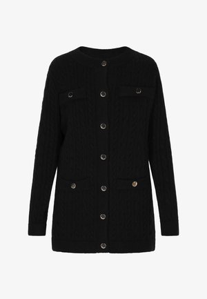 Čierny pletený kardigán s okrúhlym výstrihom, striebornými cvočkami, dvoma prednými vreckami a textúrovaným dizajnom látky.