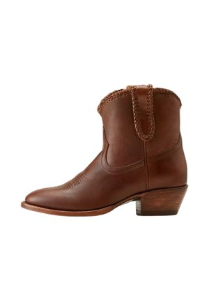 Brun læder ankel cowboystøvle med flettet kant og trække-loop, stablet træsål og spids tå, vist fra siden.