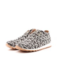Scarpe stringate texture con motivo a zigzag in bianco e nero, dotate di una suola in gomma marrone chiaro e elementi di design minimal.