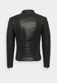 Veste en cuir noire avec des détails matelassés sur les épaules, le bas du dos et les poignets zippés, vue de dos sur un fond uni.