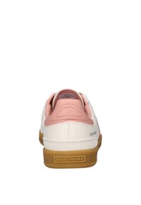 Skechers sneakers met een wit en roze kleurenschema, bovenwerk van gemêleerd leer, gevoerde hielkraag en een gumrubberen buitenzool.