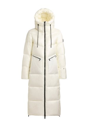 Palton alb lung, matlasat, cu guler înalt și glugă ajustabilă. Are mâneci lungi, două buzunare frontale cu fermoar și închidere frontală cu fermoar.