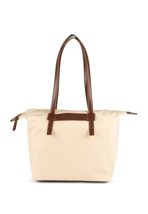 Béžová taška na rameno s hnedými koženými rukoväťami a detailmi. Má zipsové zapínanie a logo značky na prednej strane. Hladká textúra.