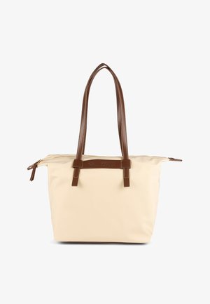 Sac cabas beige avec poignées et accents en cuir marron. Comprend une fermeture éclair et un détail du logo de la marque sur le devant. Texture lisse.