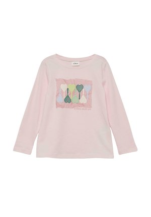 Jasnoróżowa koszula z długim rękawem, z przodu wzór z wielobarwnych serc ułożonych w czerwonej siatce oraz napisem "WYGRANI NIGDY SIĘ NIE PODDAJĄ."